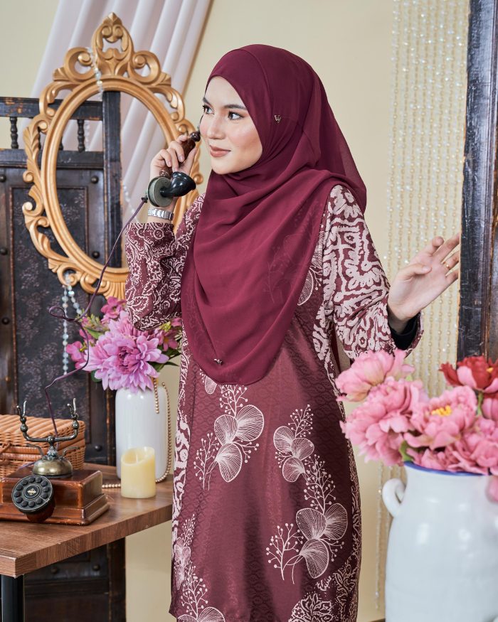Baju Kurung Moden Batik Sultanah 9.0 - Ara Maroon - Image 5