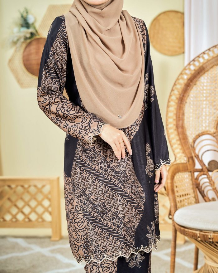 Baju Kurung Moden Batik Sulam Sulam Sultanah 9.0 - Azalea Coffee Brown - Image 2