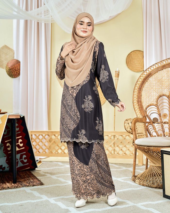 Baju Kurung Moden Batik Sulam Sulam Sultanah 9.0 - Azalea Coffee Brown - Image 3