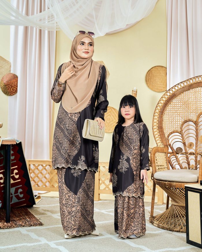 Baju Kurung Moden Batik Sulam Sulam Sultanah 9.0 - Azalea Coffee Brown - Image 4