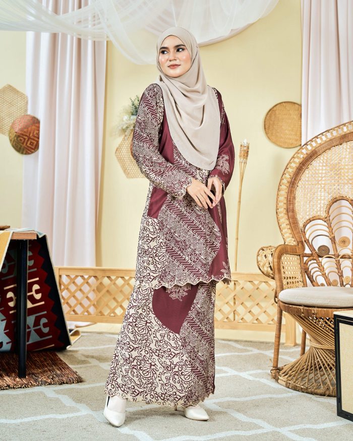 Baju Kurung Moden Batik Sulam Sulam Sultanah 9.0 - Azalea Deep Maroon - Image 2