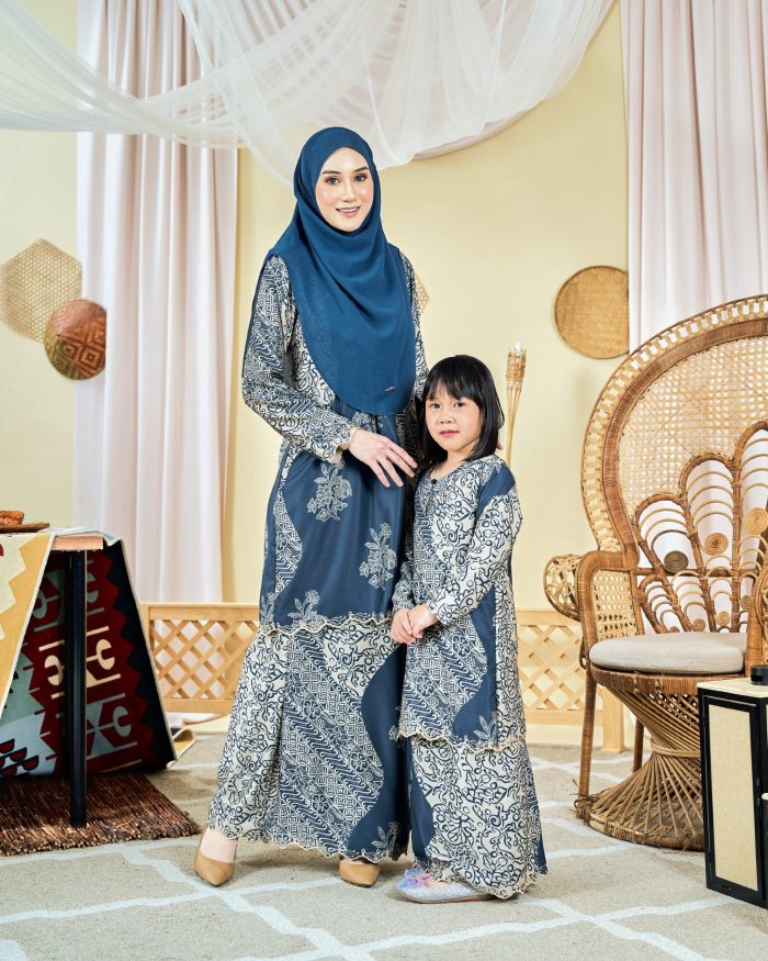 Baju Kurung Moden Batik Sulam Sulam Sultanah 9.0 - Azalea French Blue - Image 3