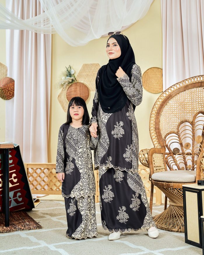 Baju Kurung Moden Batik Sulam Sulam Sultanah 9.0 - Azalea Umber Black - Image 4