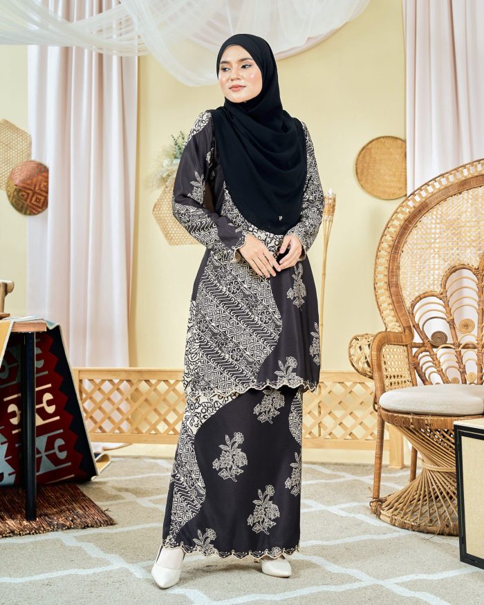 Baju Kurung Moden Batik Sulam Sulam Sultanah 9.0 - Azalea Umber Black - Image 3