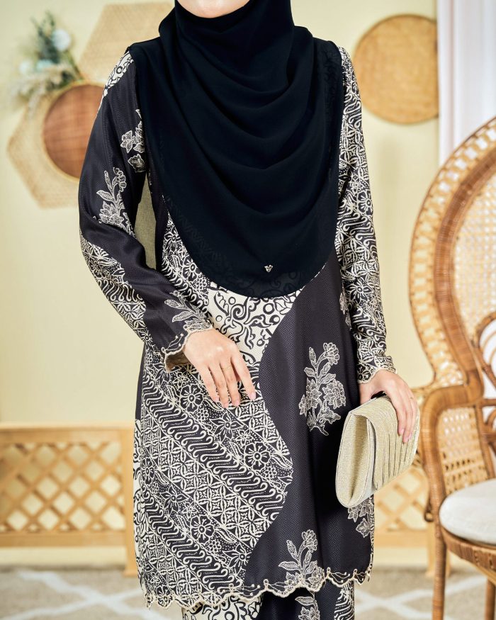 Baju Kurung Moden Batik Sulam Sulam Sultanah 9.0 - Azalea Umber Black - Image 2