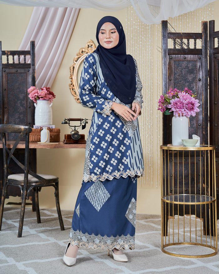 Baju Kurung Moden Sulam Batik Sultanah 9.0 - Embun Navy Blue - Image 2