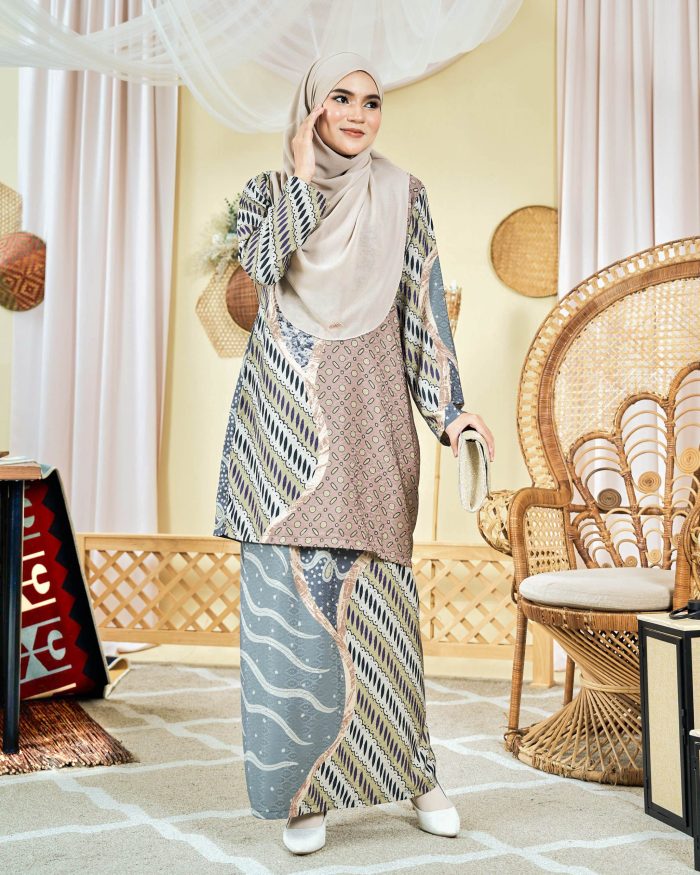 Baju Kurung Moden Batik Sultanah 9.0 - Armani Sage Brown - Image 2