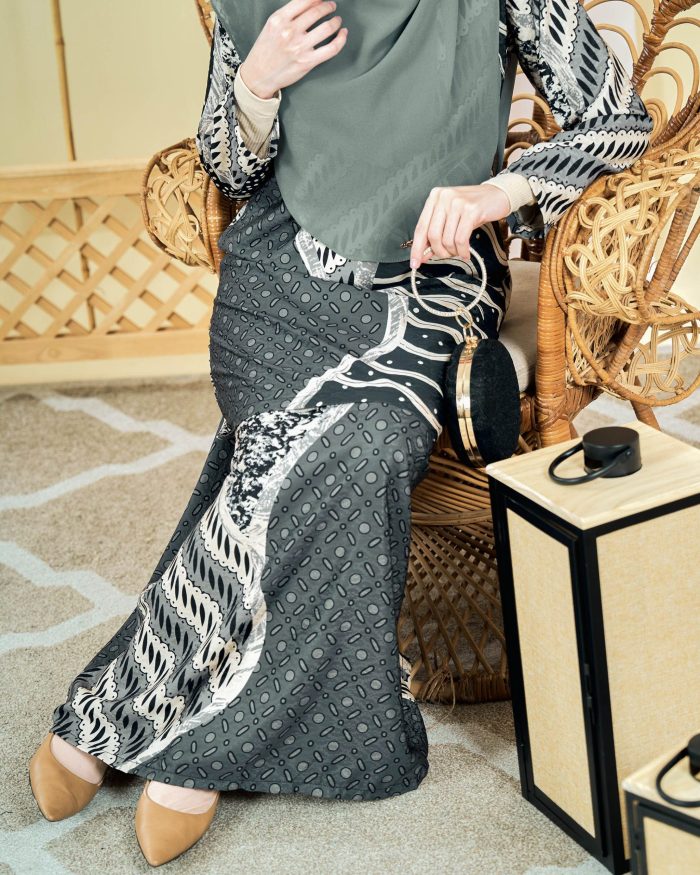 Baju Kurung Moden Batik Sultanah 9.0 - Armani Night Black - Image 2