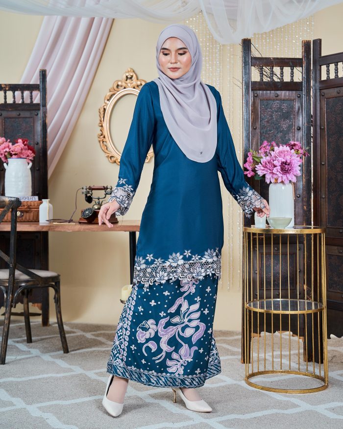 Baju Kurung Moden Batik Lace Sultanah 10.0 - Adlina Azure Blue - Image 3
