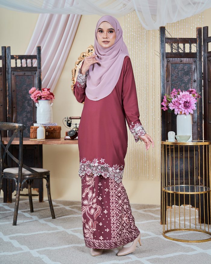 Baju Kurung Moden Batik Lace Sultanah 10.0 - Adlina Maroon