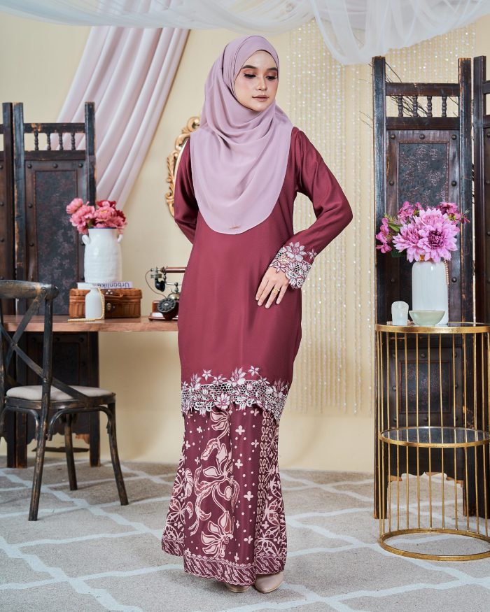 Baju Kurung Moden Batik Lace Sultanah 10.0 - Adlina Maroon - Image 2