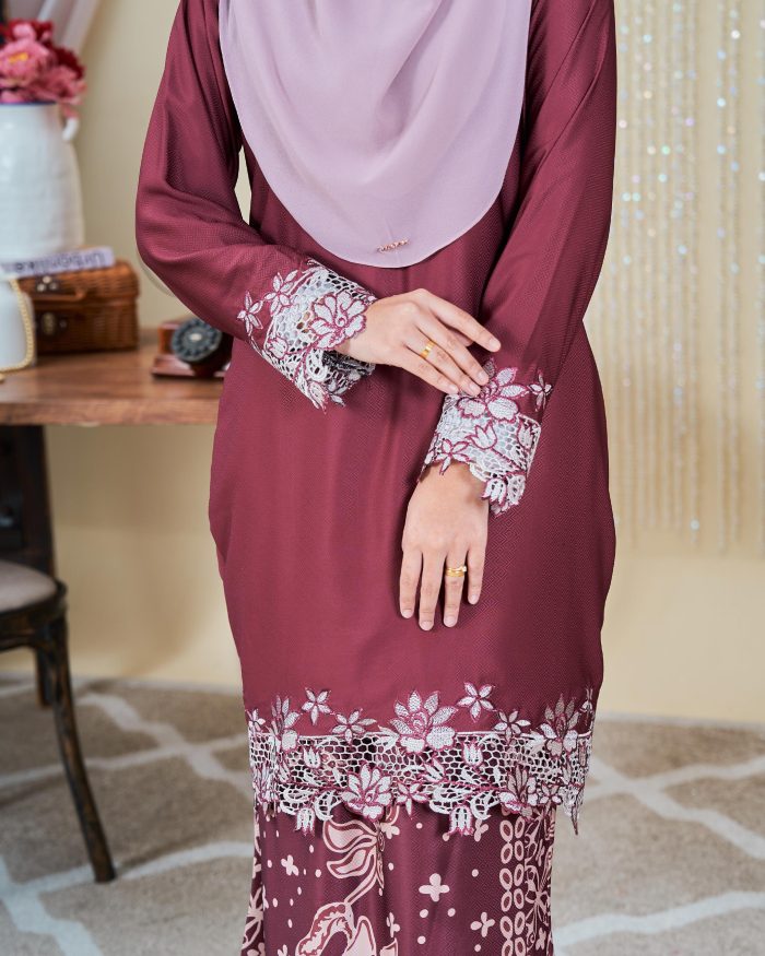 Baju Kurung Moden Batik Lace Sultanah 10.0 - Adlina Maroon - Image 4