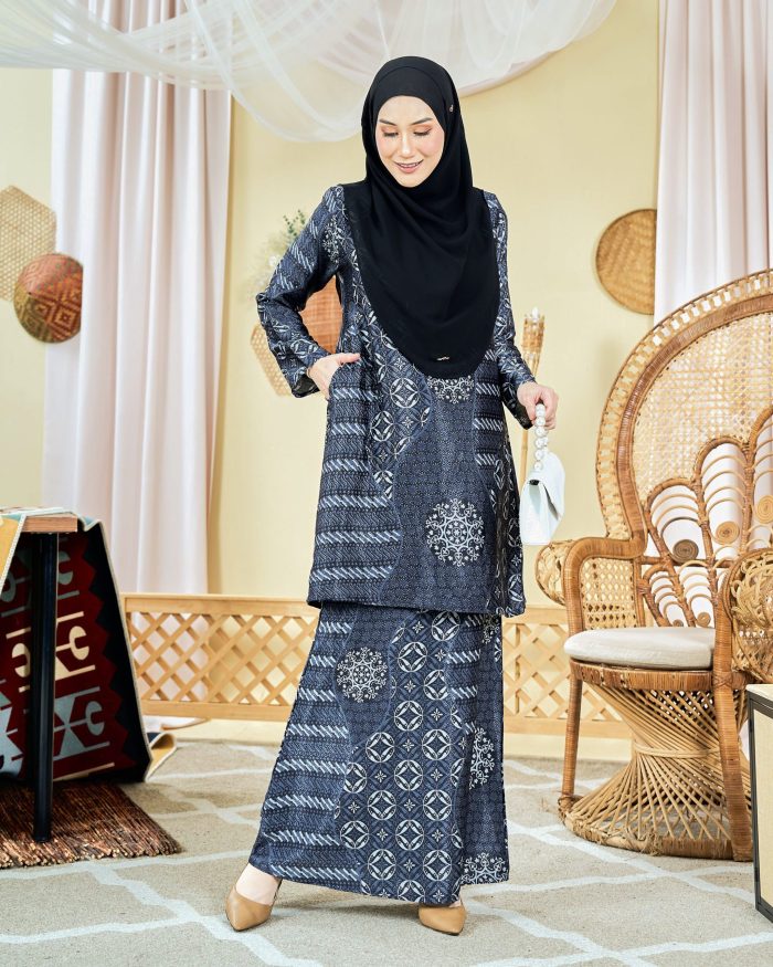 Baju Kurung Moden Batik Sultanah 8.0 - Akbar Dark Blue - Image 4