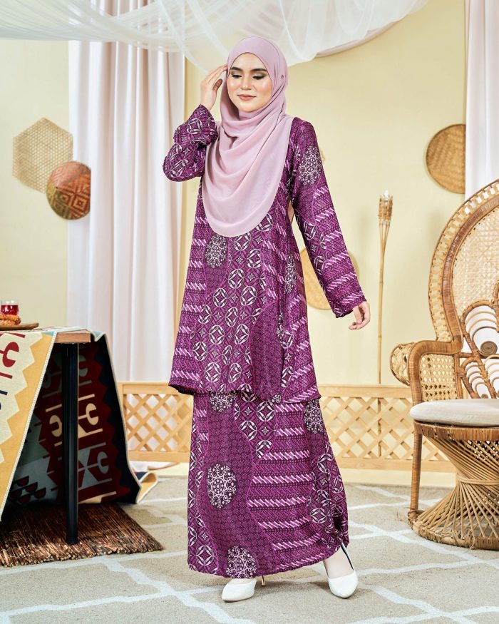 Baju Kurung Moden Batik Sultanah 8.0 - Akbar Jam Berry - Image 3