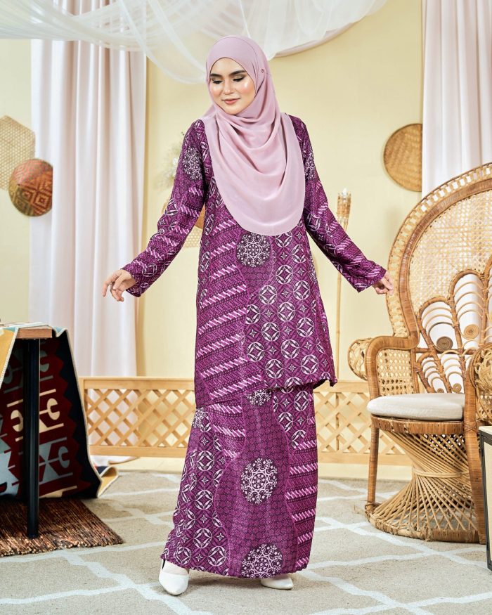 Baju Kurung Moden Batik Sultanah 8.0 - Akbar Jam Berry - Image 4