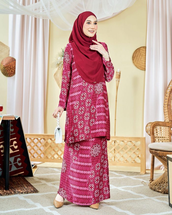 Baju Kurung Moden Batik Sultanah 8.0 - Akbar Scarlet Red - Image 2