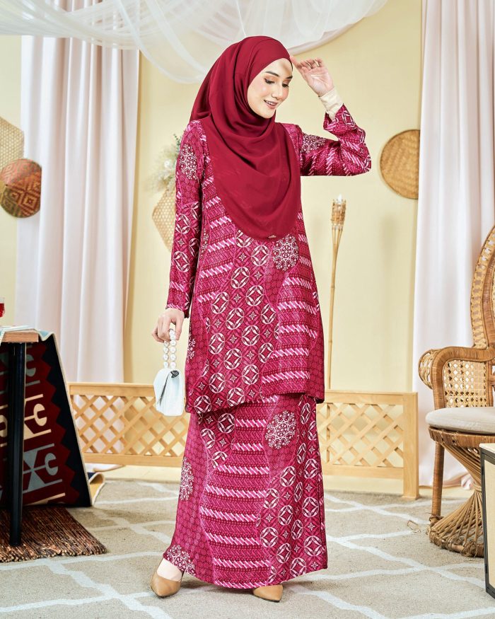 Baju Kurung Moden Batik Sultanah 8.0 - Akbar Scarlet Red - Image 3