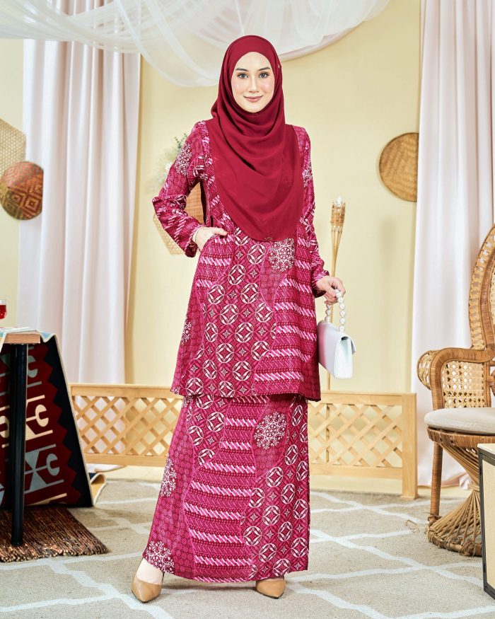 Baju Kurung Moden Batik Sultanah 8.0 - Akbar Scarlet Red - Image 4