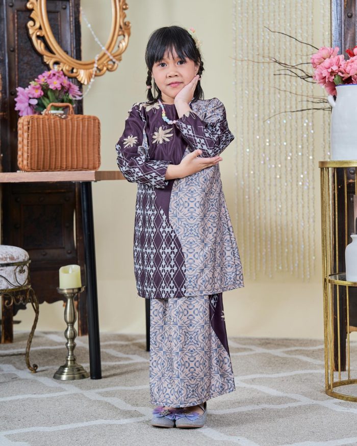 Baju Kurung Moden Batik Sultanah Kids 9.0 - Arena Dark Brown - Image 3