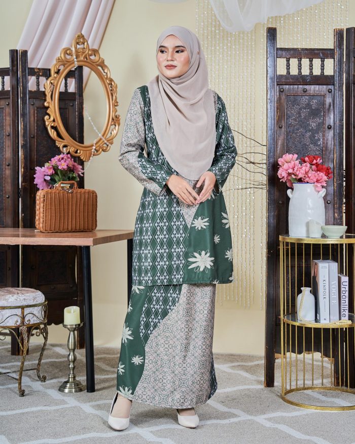 Baju Kurung Moden Batik Sultanah 9.0 - Arena Emerald Green - Image 2