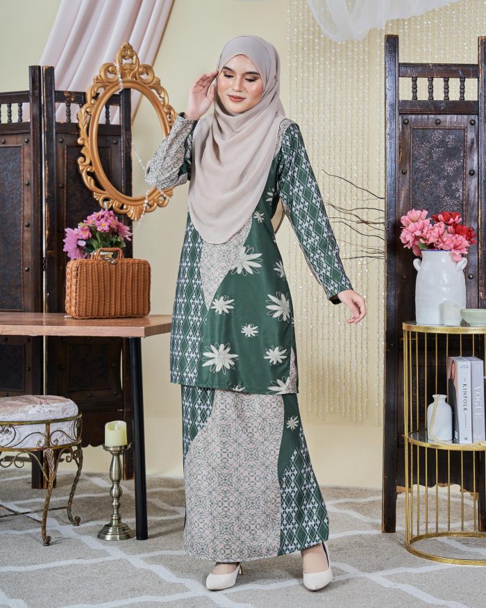 Baju Kurung Moden Batik Sultanah 9.0 - Arena Emerald Green - Image 3