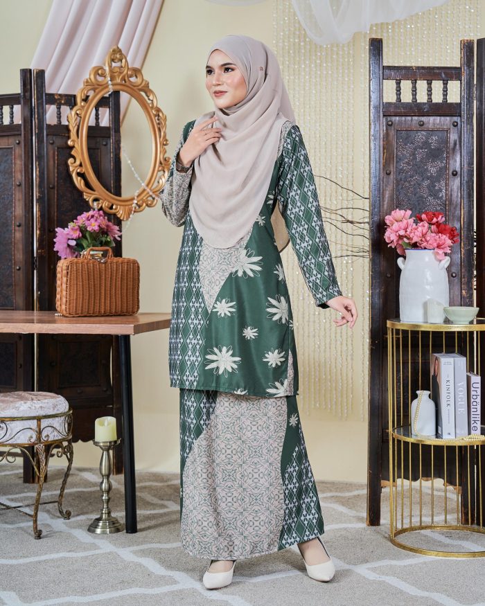 Baju Kurung Moden Batik Sultanah 9.0 - Arena Emerald Green - Image 5