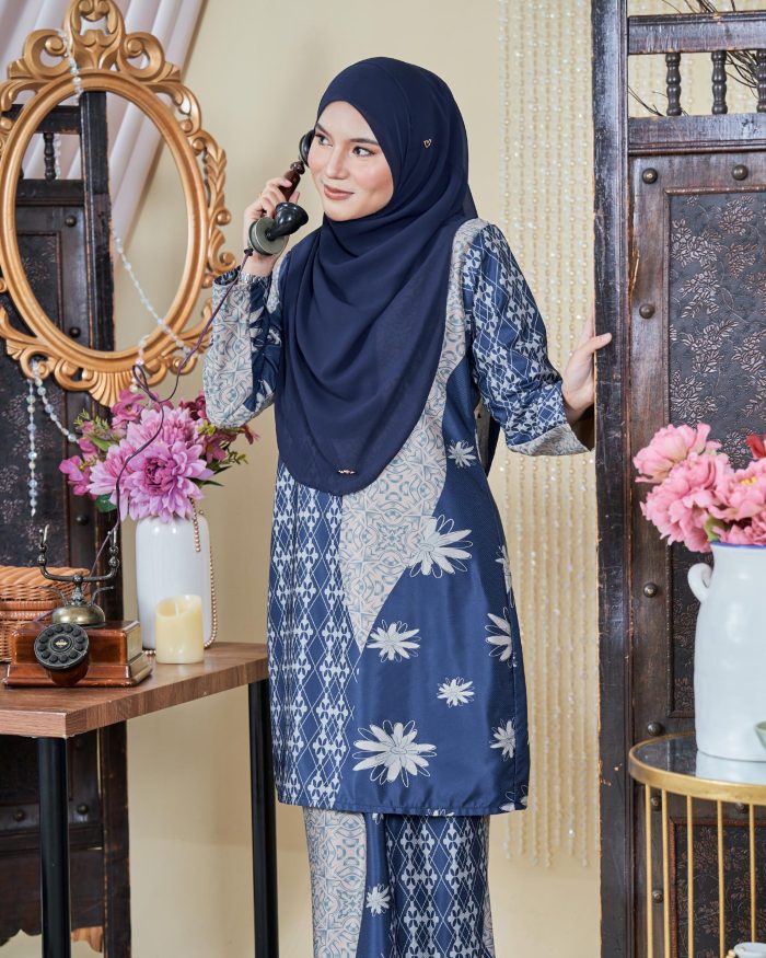 Baju Kurung Moden Batik Sultanah 9.0 - Arena Spruce Blue - Image 3