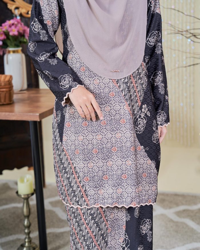 Baju Kurung Moden Batik Sultanah 9.0 - Jiwa Ash Black - Image 2