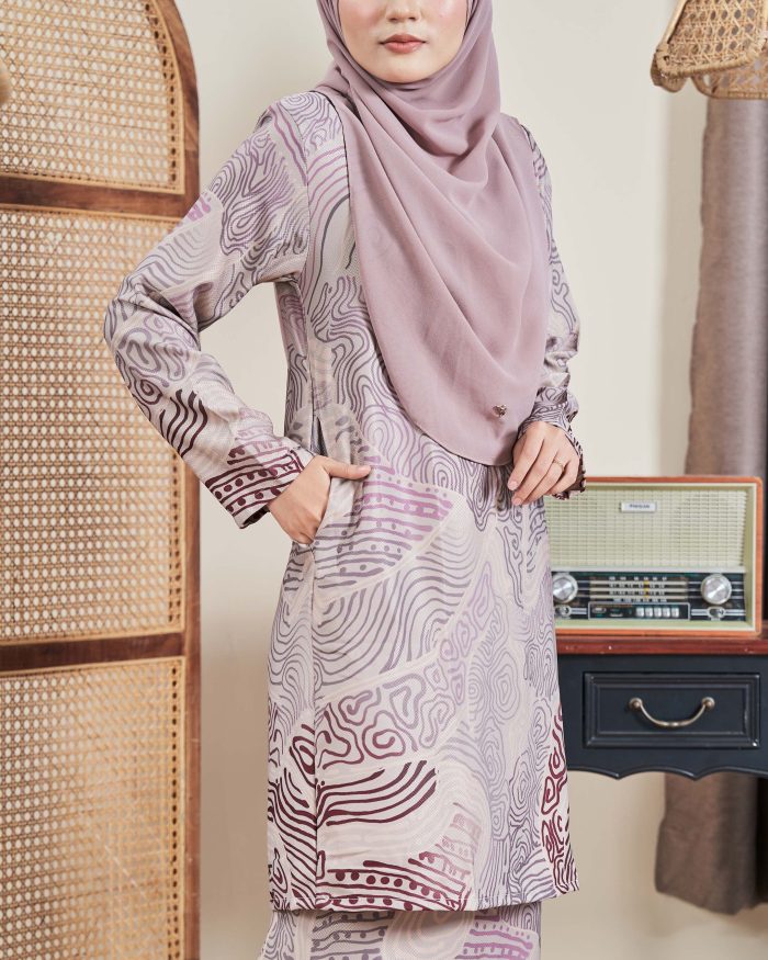 Baju Kurung Moden Batik Sultanah 9.0 - Makmur Khaki Rose - Image 4