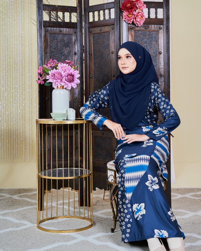 Baju Kurung Moden Batik Sultanah 9.0 - Rayana Dark Blue - Image 3