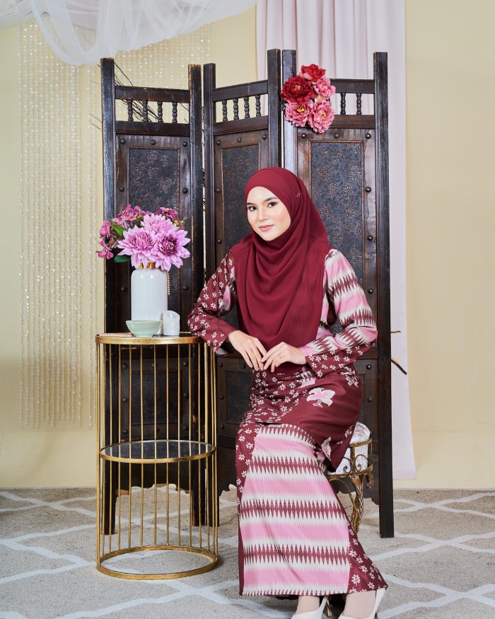 Baju Kurung Moden Batik Sultanah 9.0 - Rayana Silk Maroon - Image 5