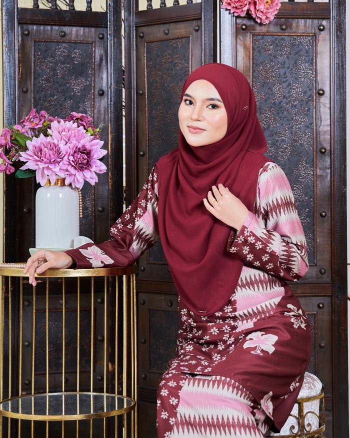 Baju Kurung Moden Batik Sultanah 9.0 - Rayana Silk Maroon - Image 4