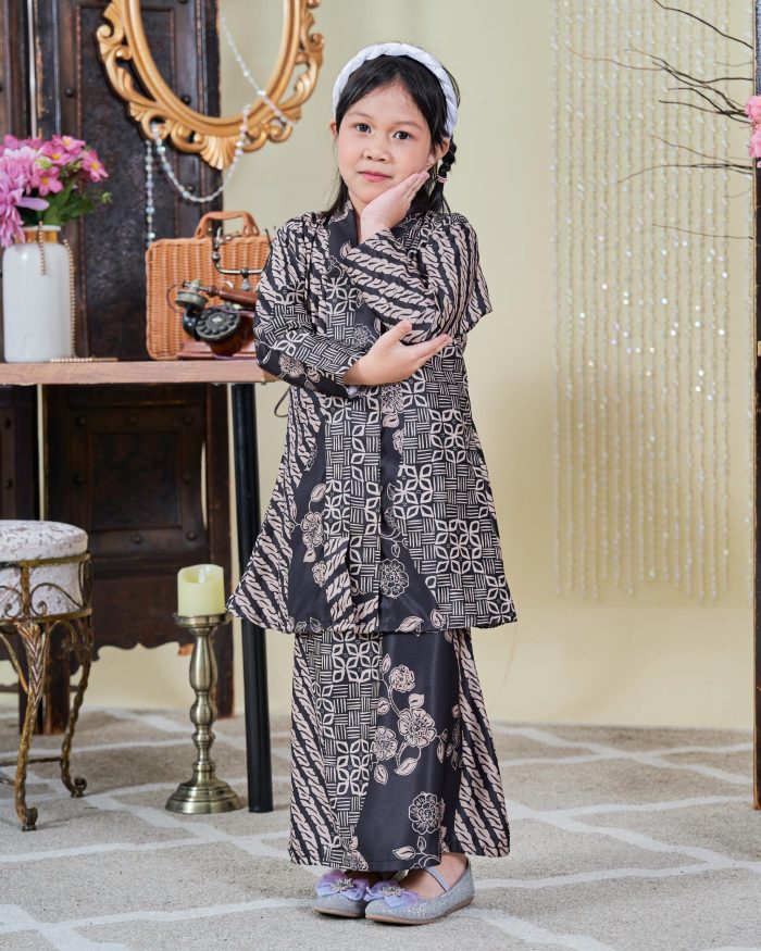 Baju Kebarung Moden Batik Sultanah Kids 9.0 - Setiawan Black - Image 2