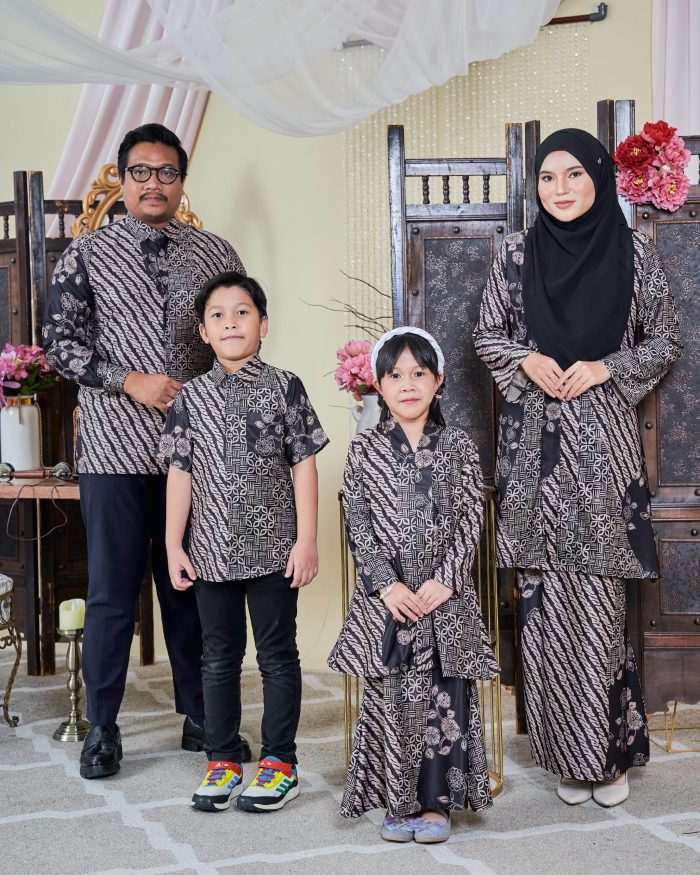 Baju Kebarung Moden Batik Sultanah Kids 9.0 - Setiawan Black - Image 4