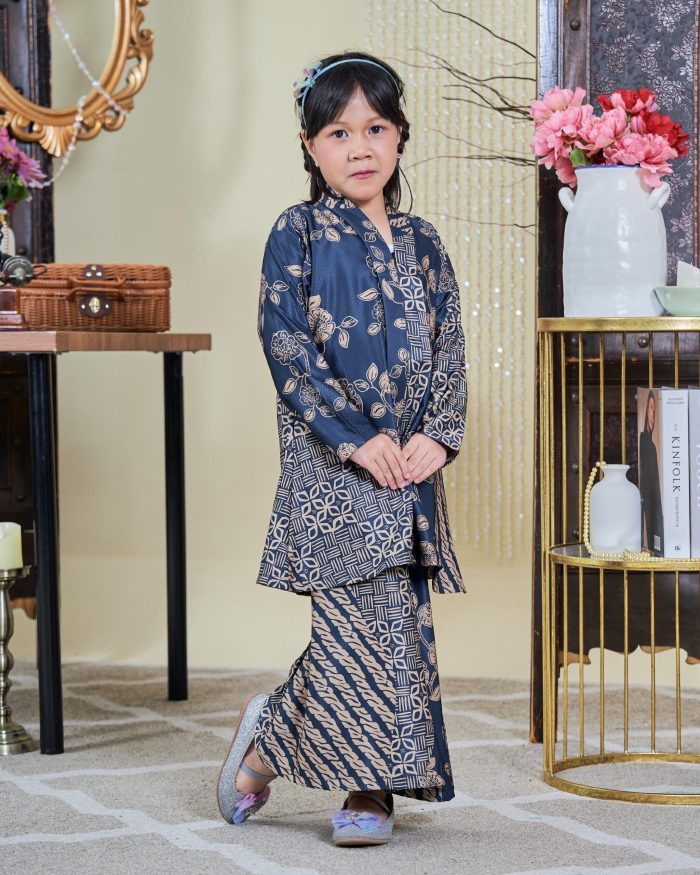 Baju Kebarung Moden Batik Sultanah Kids 9.0 - Setiawan Navy Blue - Image 2