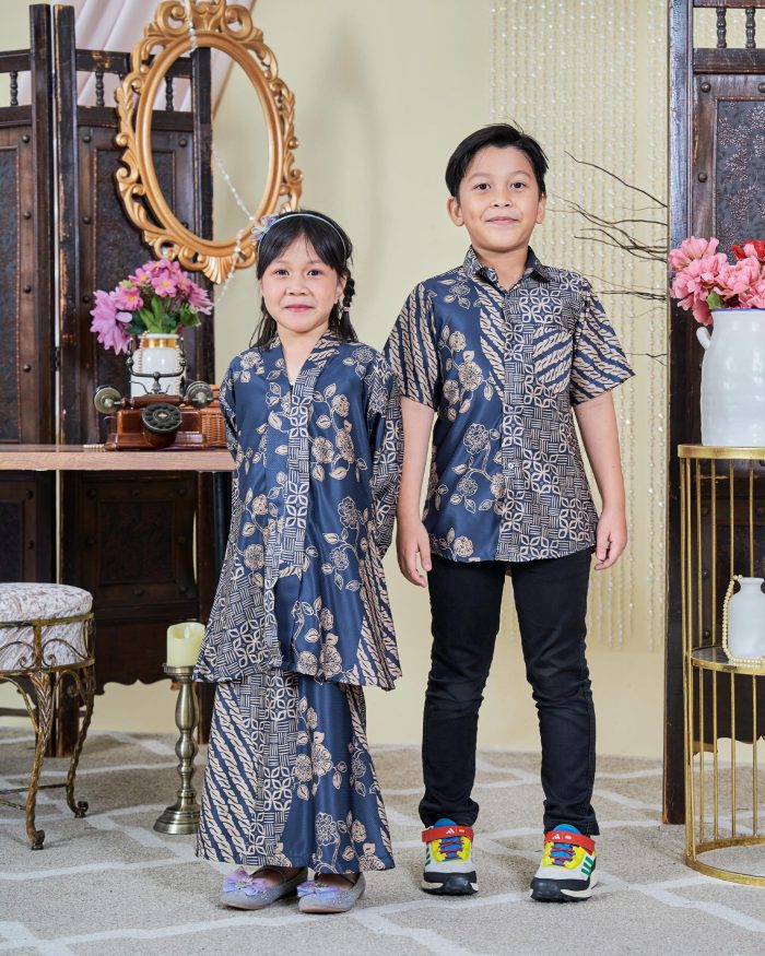 Baju Kebarung Moden Batik Sultanah Kids 9.0 - Setiawan Navy Blue - Image 3