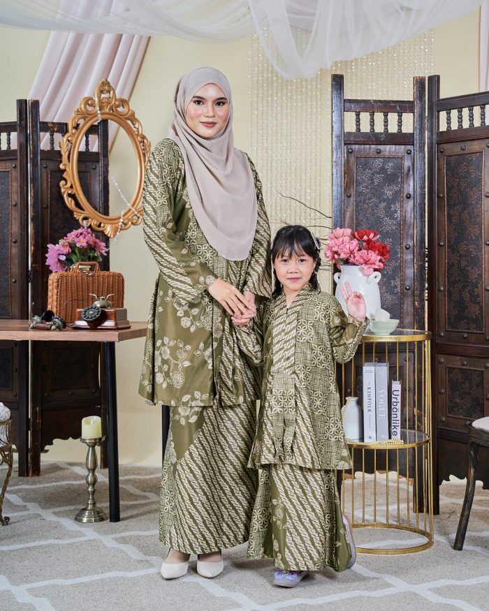 Baju Kebarung Moden Batik Sultanah Kids 9.0 - Setiawan Olive Green - Image 3