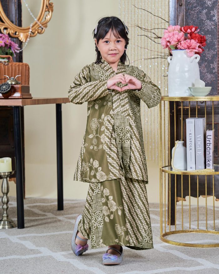 Baju Kebarung Moden Batik Sultanah Kids 9.0 - Setiawan Olive Green - Image 2