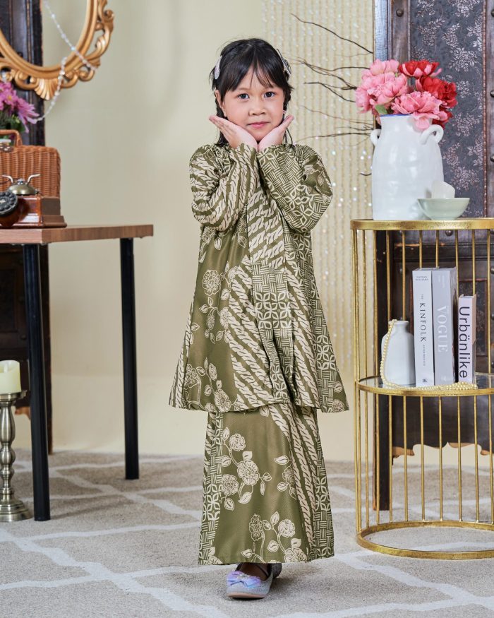 Baju Kebarung Moden Batik Sultanah Kids 9.0 - Setiawan Olive Green