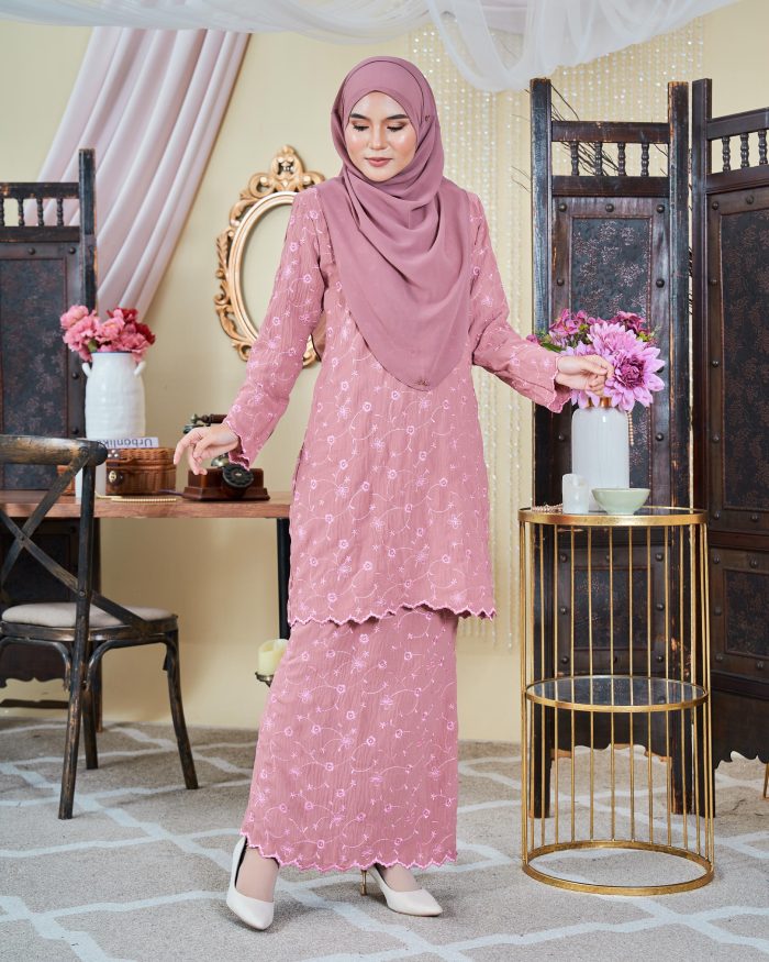 Baju Kurung Moden Sulam Sultanah - Suri Sweet Pink - Image 3