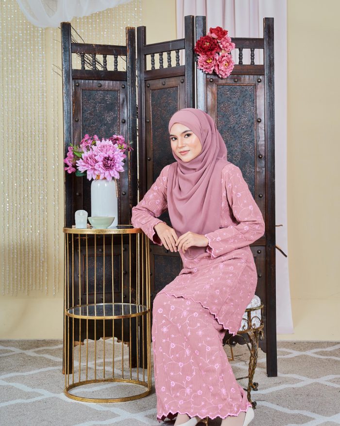 Baju Kurung Moden Sulam Sultanah - Suri Sweet Pink - Image 4