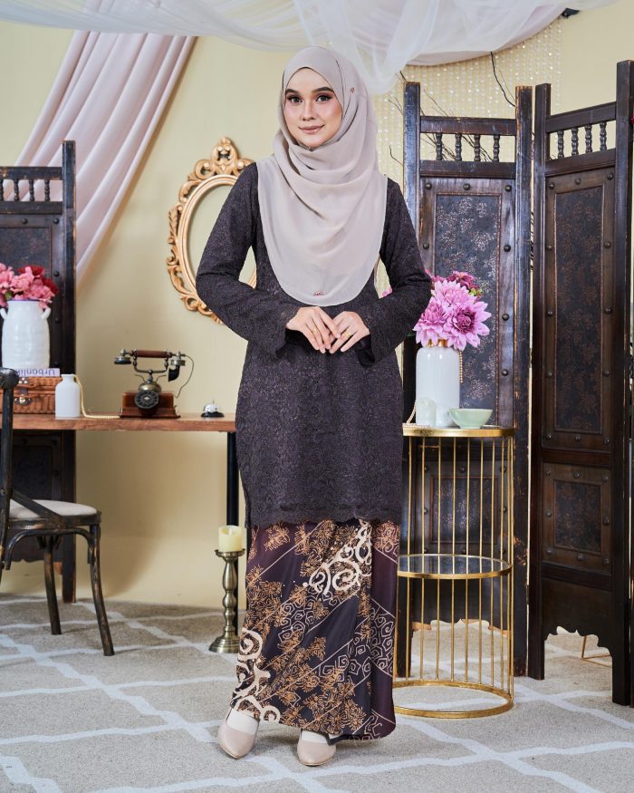 Baju Kebarung Moden Batik Lace Sultanah - Takzim Dark Chocolate