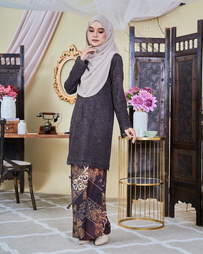 Baju Kebarung Moden Batik Lace Sultanah - Takzim Dark Chocolate - Image 3