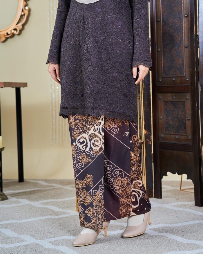 Baju Kebarung Moden Batik Lace Sultanah - Takzim Dark Chocolate - Image 2