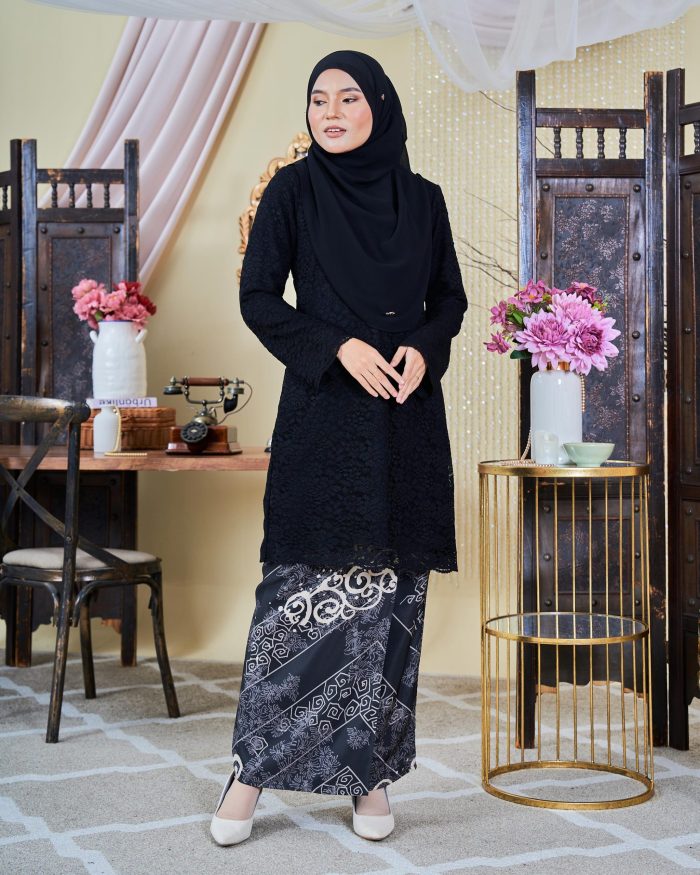 Baju Kebarung Moden Batik Lace Sultanah - Takzim Matte Black - Image 3