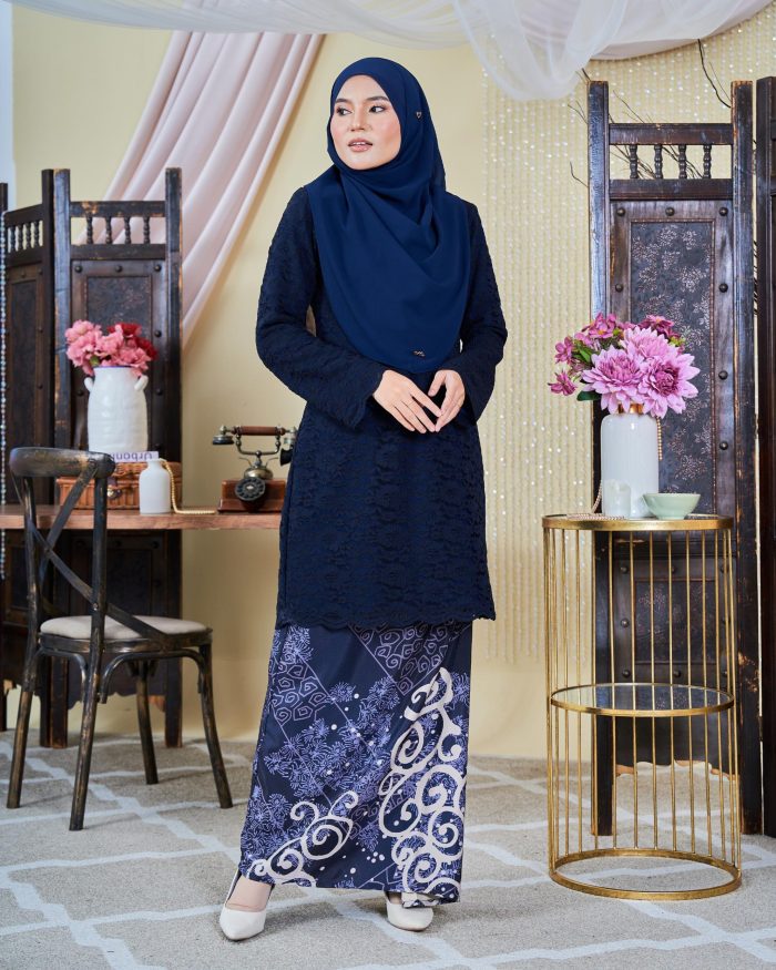 Baju Kebarung Moden Batik Lace Sultanah - Takzim Navy Blue - Image 3