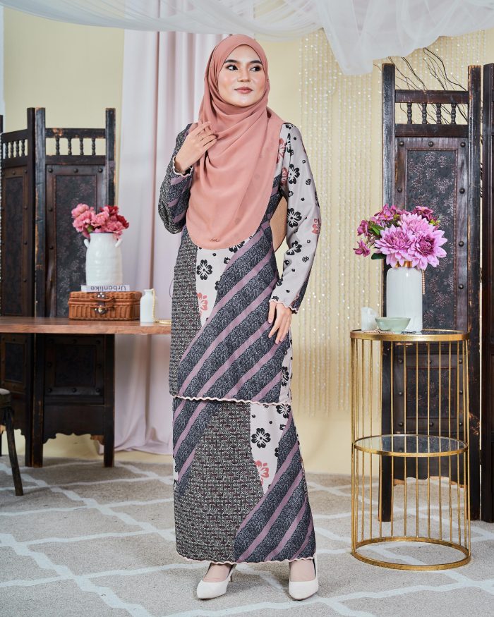 Baju Kurung Moden Batik Sultanah 9.0 - Wardina Black - Image 2