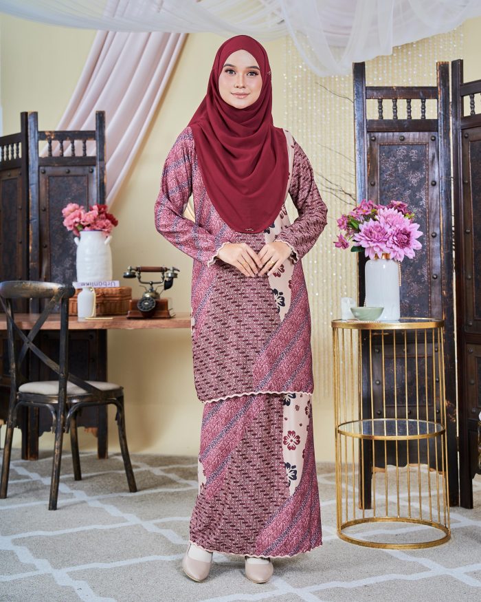 Baju Kurung Moden Batik Sultanah 9.0 - Wardina Carmine Red - Image 2