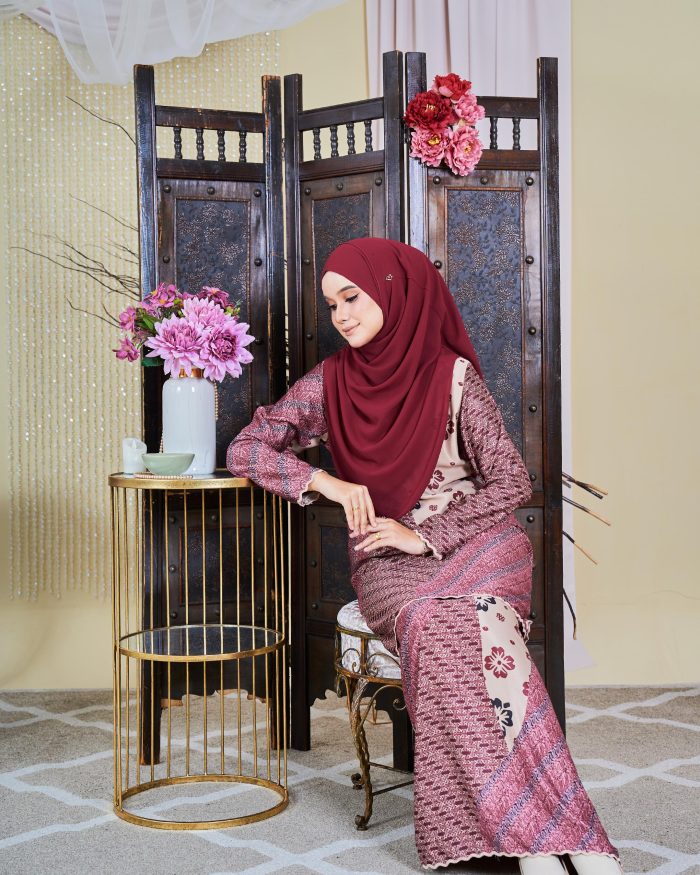 Baju Kurung Moden Batik Sultanah 9.0 - Wardina Carmine Red - Image 5