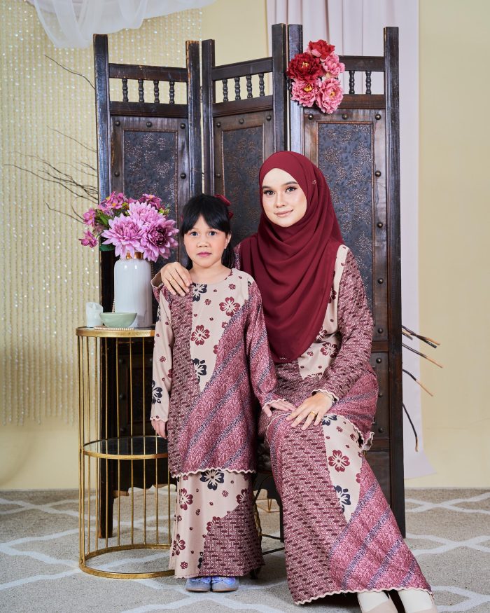 Baju Kurung Moden Batik Sultanah 9.0 - Wardina Carmine Red - Image 6